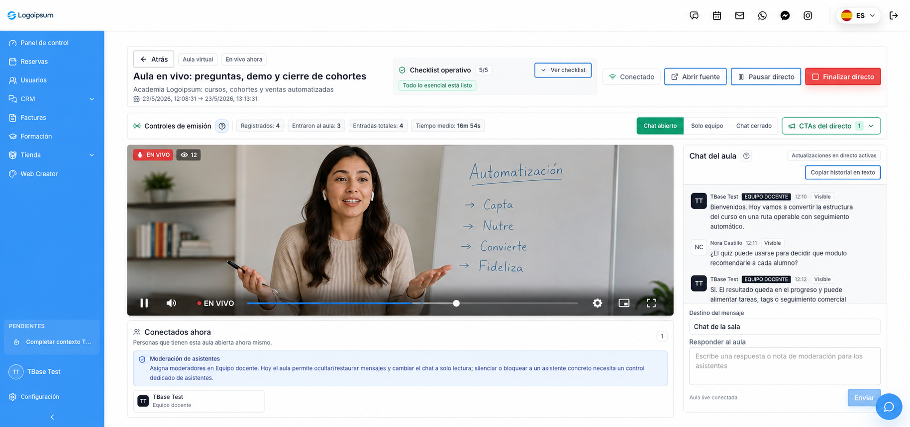 Captura real del aula en vivo de TBase con video, chat, checklist operativo y CTAs